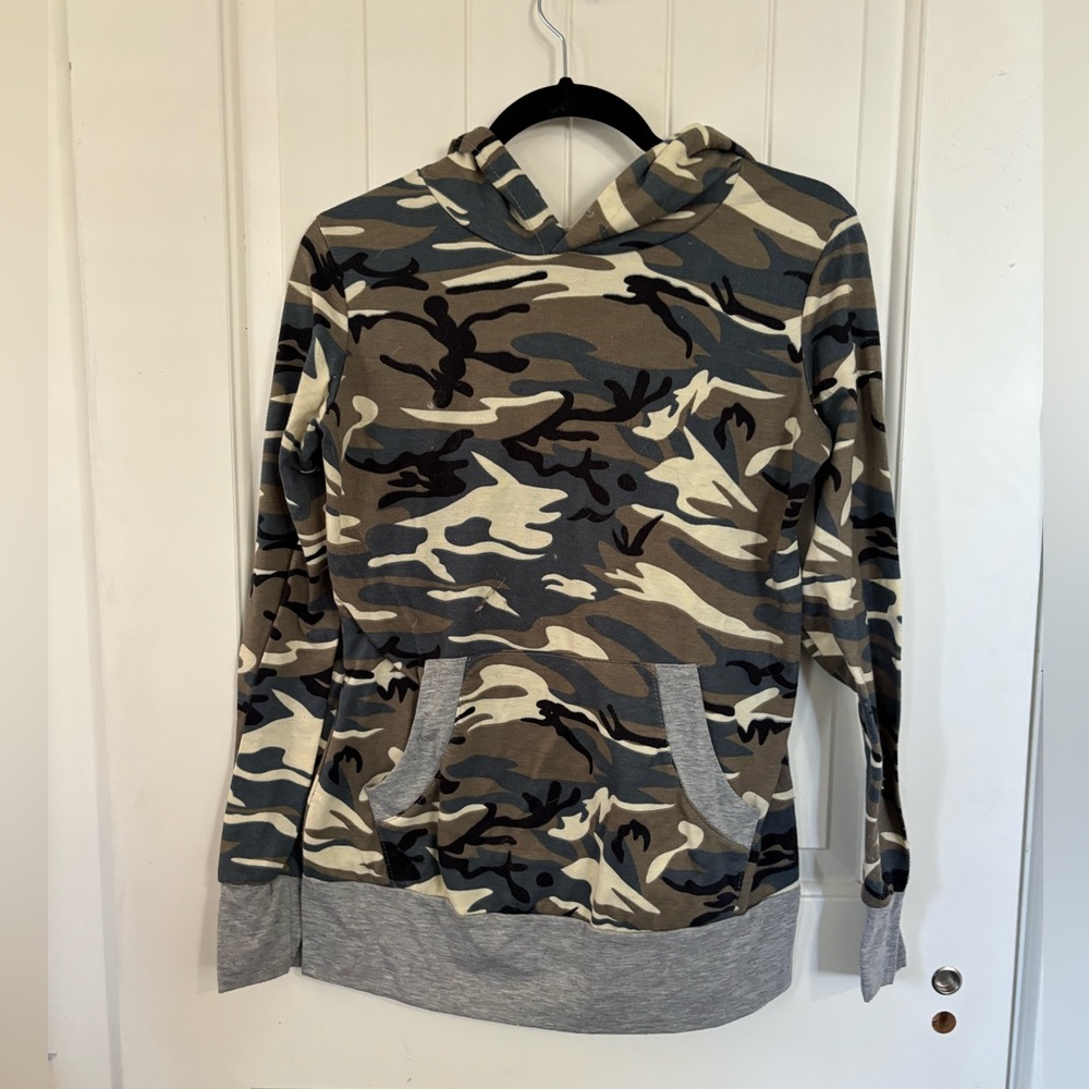 Camo women’s hoodie sweatshirt. Size M